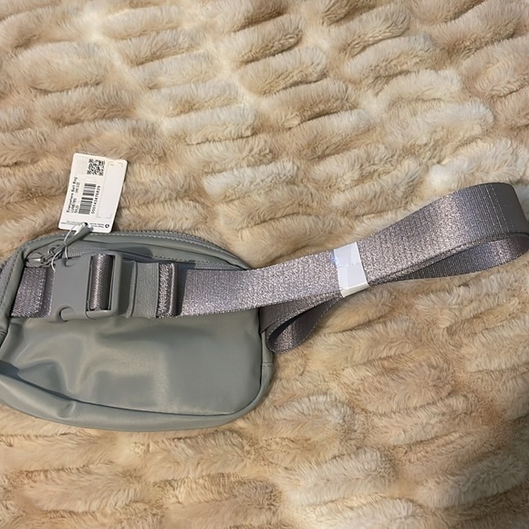 NWT lululemon belt bag - Picture 3 of 5